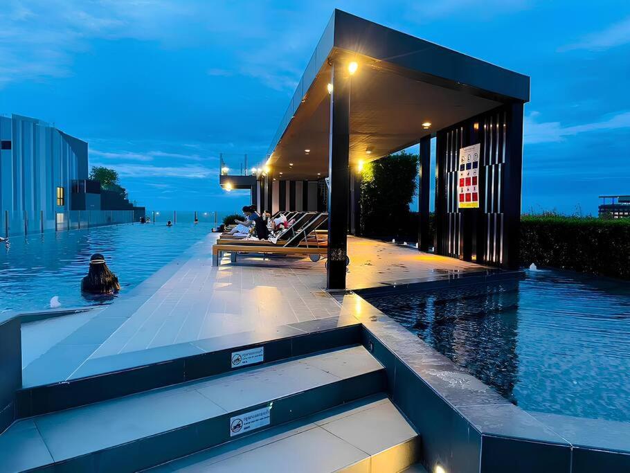 Pool With 360 View Of & Location अपार्टमेंट
