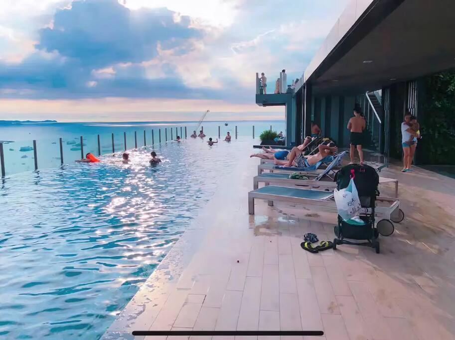 अपार्टमेंट Pool With 360 View Of & Location